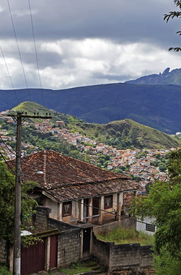 Rua Típica Da Cidade Histórica De Sao Joao Del Rei Conhecida Como Rua De  Casas Tortas Imagem Editorial - Imagem de arquitetura, estilo: 250284115