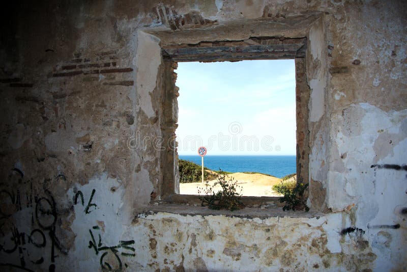 Vista Frontal De Uma Casa Branca Com Janelas De Portas Verdes Escuras E  Outros Elementos Imagem de Stock - Imagem de branco, mostrado: 191603991