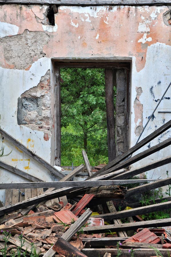 Casa abandonada telhado desmoronada imagens de stock Casa abandonada telhado desmoronada imagens de stock