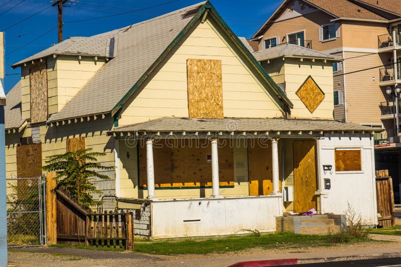 Casa antiga abandonada com janelas e porta tapadas imagens de stock royalty free