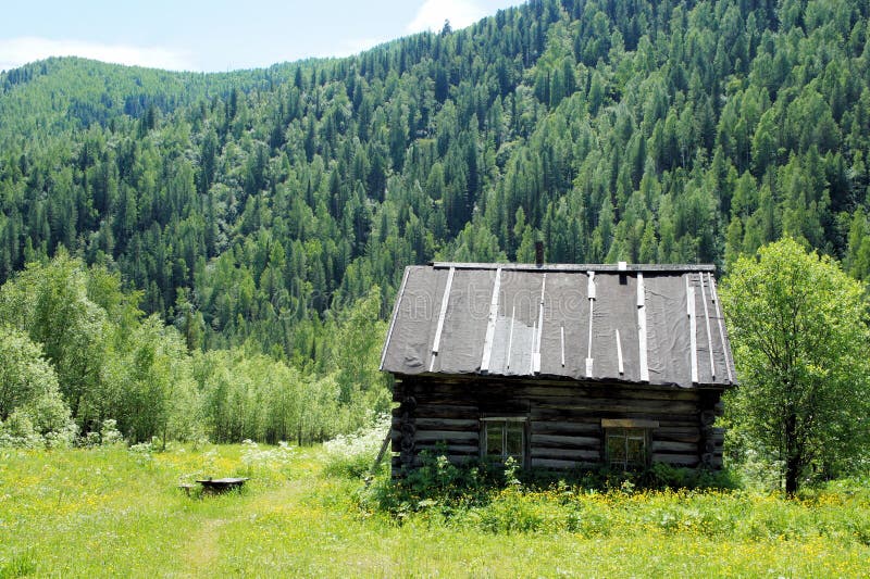Casa abandonada velha na vila Siberian Sayan sibéria fotografia de stock Casa abandonada velha na vila Siberian Sayan sibéria fotografia de stock