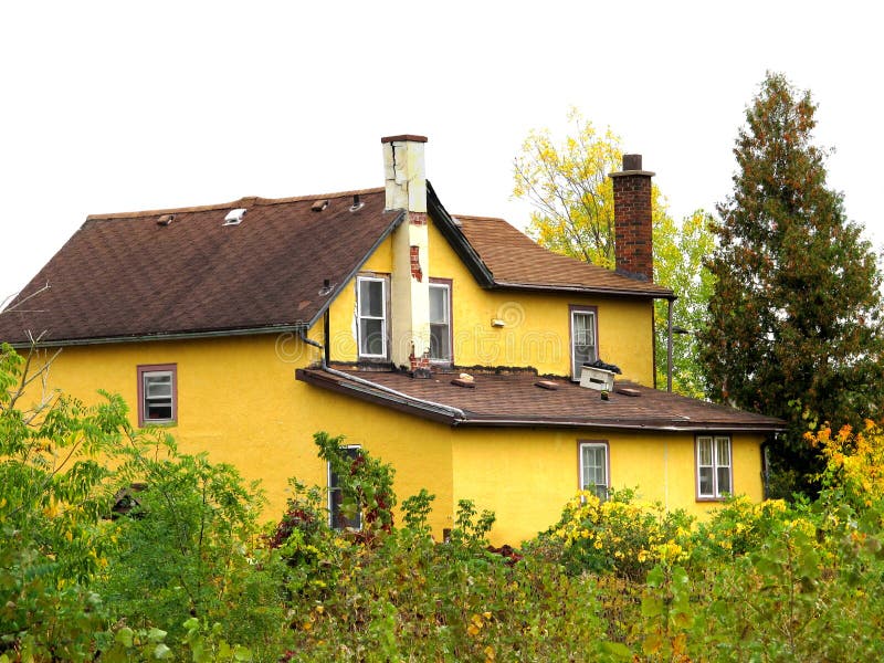 Nueva casa amarilla foto de archivo. Imagen de amarilla - 5527730