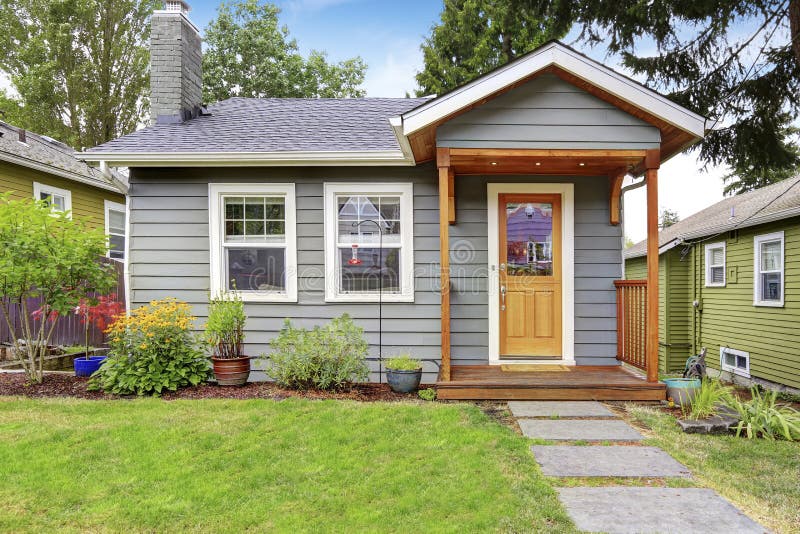 Casa americana pequena com pintura exterior cinzenta