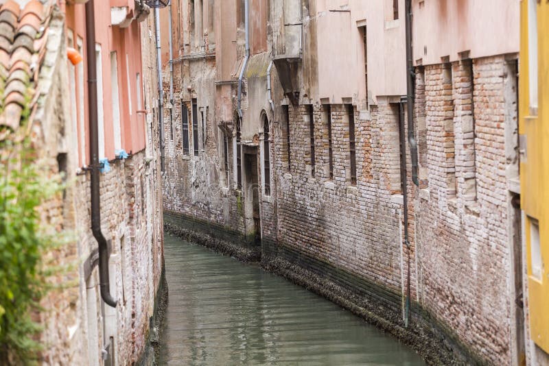 Casa ao lado da água em Veneza Italy foto de stock