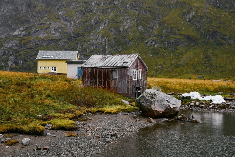 Casa barco remota en la playa en Vinstad en las islas de Lofoten en Noruega fotografía de archivo Casa barco remota en la playa en Vinstad en las islas de Lofoten en Noruega fotografía de archivo
