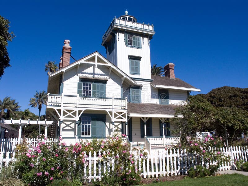 Casa blanca del Victorian con la cerca de piquete