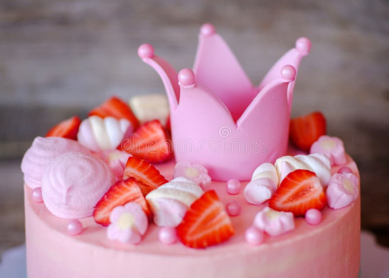 Bolo De Creme Cor-de-rosa Bonito Com Uma Decoração Do Chapéu De Coco Da  Princesa Imagem de Stock - Imagem de delicioso, romance: 112254399