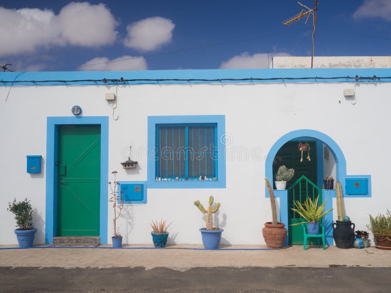 Belas Casas Modernas Dia Ensolarado Fresco Com Céu Azul Claro fotos,  imagens de © Wirestock #491676240
