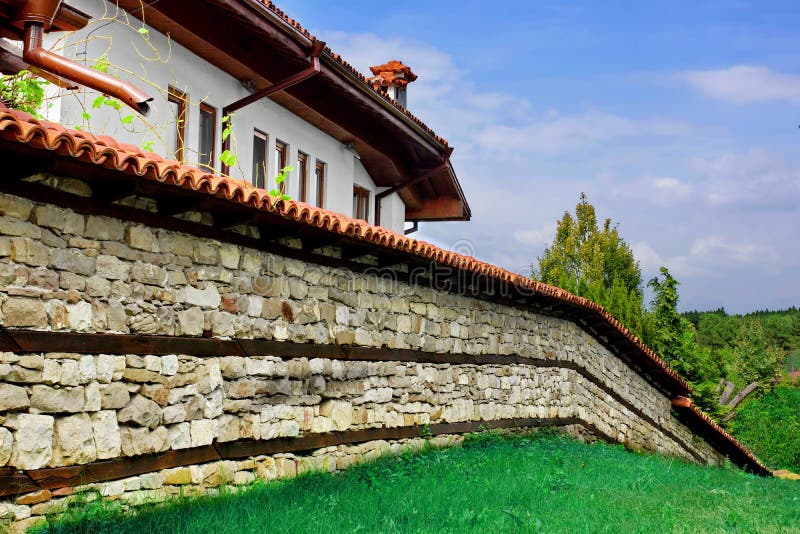 Casa Branca, Vedação de Pedra com Telhas e Relvado imagens de stock