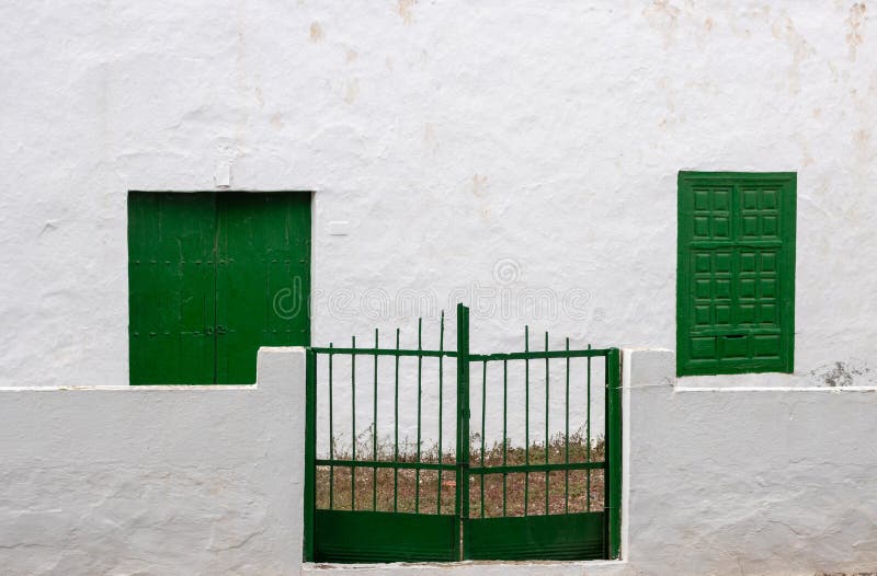 Vista Frontal De Uma Casa Branca Com Janelas De Portas Verdes Escuras E  Outros Elementos Imagem de Stock - Imagem de branco, mostrado: 191603991
