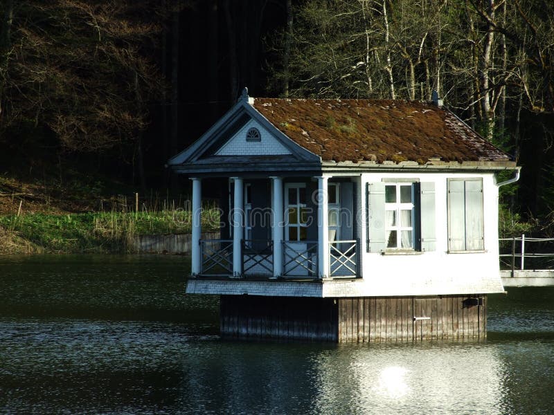 Casa branca pequena no lago fotos de stock Casa branca pequena no lago fotos de stock