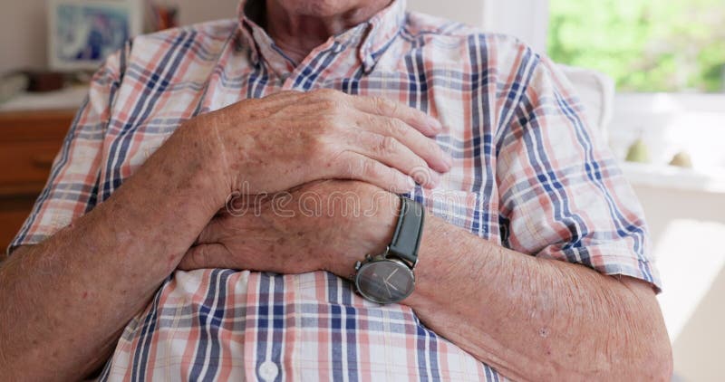Casa cerrada y anciano con las manos de ataque al corazón y emergencia con crisis y paro cardíaco. pensionista