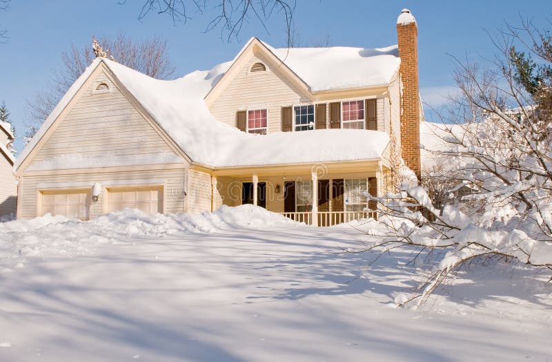 Casa coberta na neve do inverno