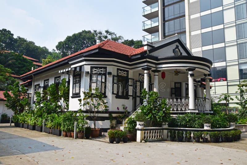 Casa coloniale tradizionale Singapore accanto a grattacielo moderno