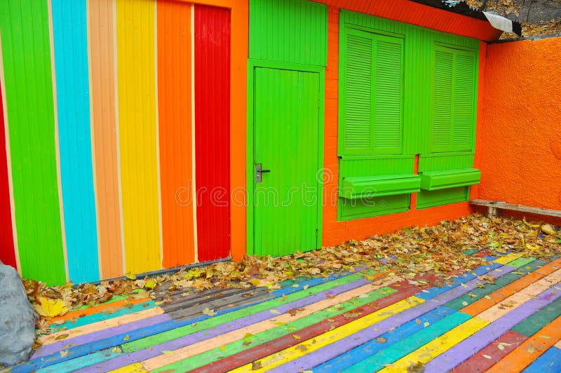 Casa colorida Fachada colorida brilhante da parede com porta verde foto de stock
