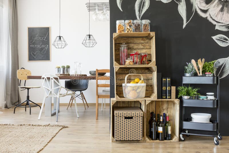 Casa com o espaço para refeições fotos de stock Casa com o espaço para refeições fotos de stock