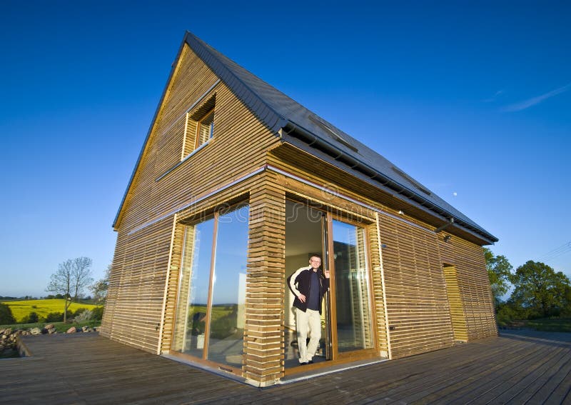 Casa con exterior de madera imágenes de archivo libres de regalías