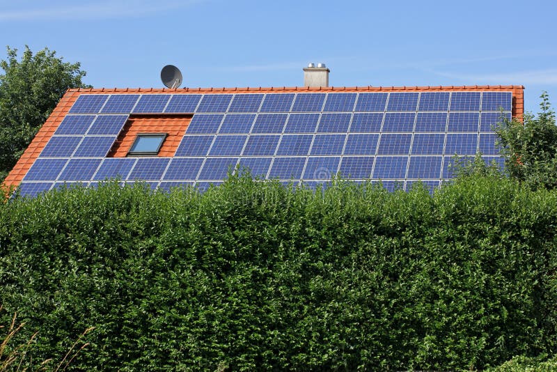 Casa con los moduls solares con un seto imagen de archivo libre de regalías Casa con los moduls solares con un seto imagen de archivo libre de regalías
