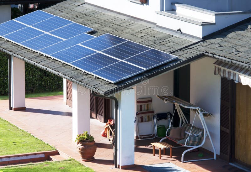 Casa con los paneles solares