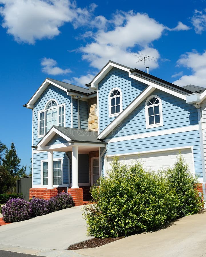 Casa de família sob céu azul fotografia de stock royalty free