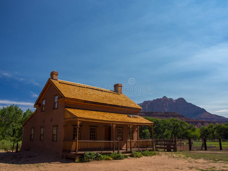 Casa da fronteira, cidade fantasma do deserto, Grafton, Utá imagens de stock Casa da fronteira, cidade fantasma do deserto, Grafton, Utá imagens de stock