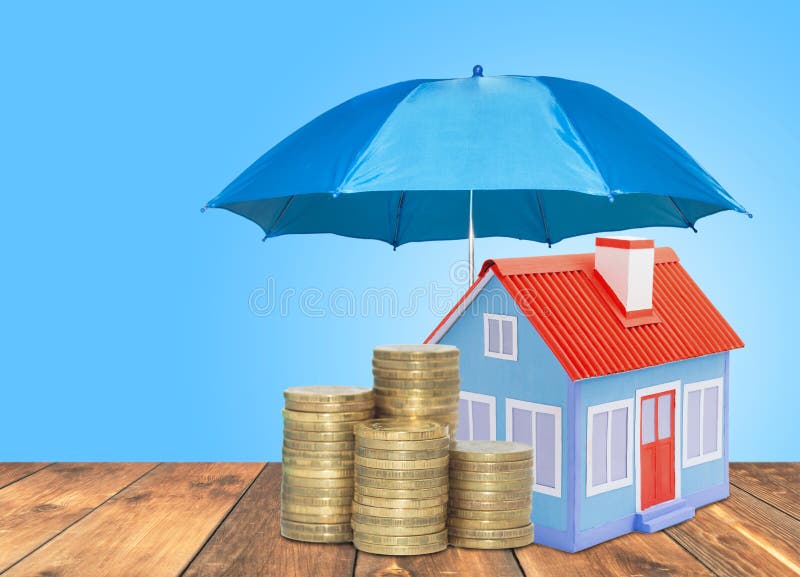 A casa da proteção do guarda-chuva inventa economias um negócio Conceito da casa do seguro do dinheiro de proteção fotos de stock royalty free A casa da proteção do guarda-chuva inventa economias um negócio Conceito da casa do seguro do dinheiro de proteção fotos de stock royalty free