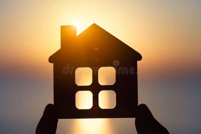 Casa da sogno e casa felice concetto di casa - l'agente immobiliare offre una nuova casa da comprare e da affittare fotografia stock libera da diritti