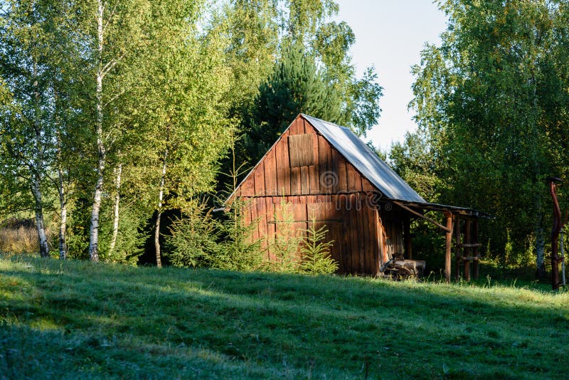 Casa de campo com carvalhos fotografia de stock