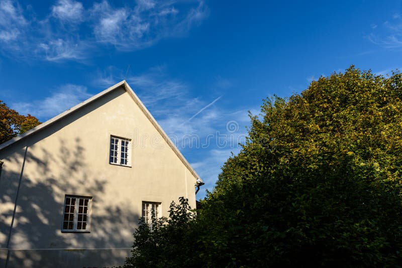 Casa de campo com carvalhos imagens de stock