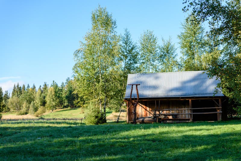 Casa de campo com carvalhos imagem de stock