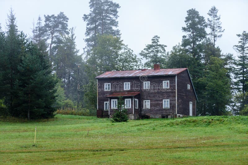 Casa de campo com carvalhos fotos de stock