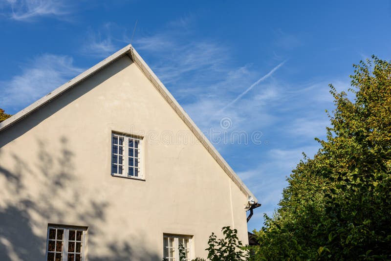 Casa de campo com carvalhos fotos de stock