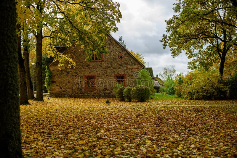 Casa de campo com carvalhos foto de stock royalty free