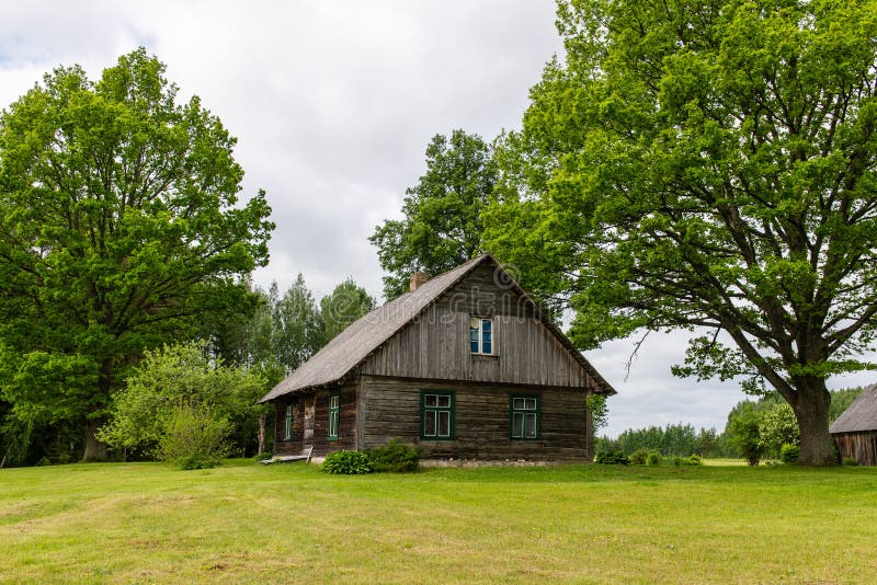 Casa de campo com carvalhos imagem de stock royalty free