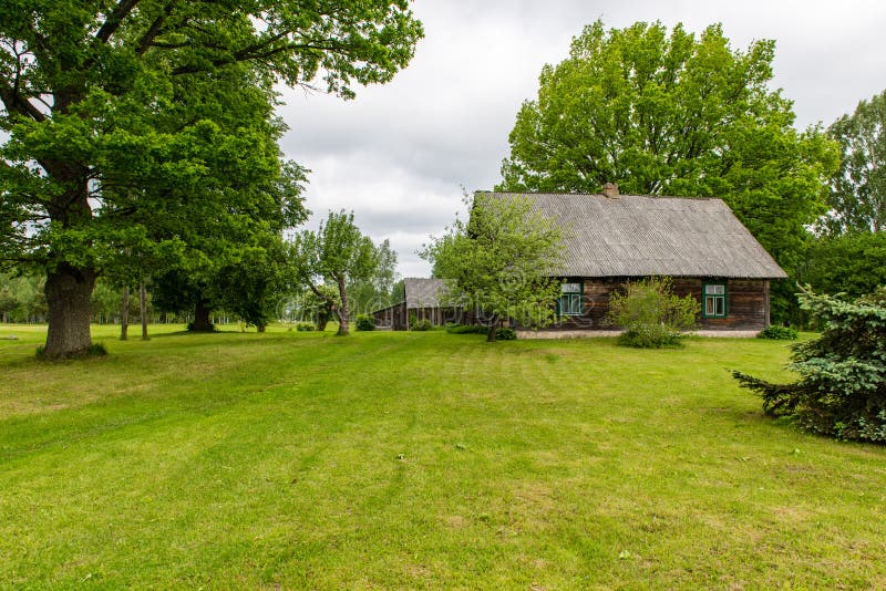 Casa de campo com carvalhos foto de stock