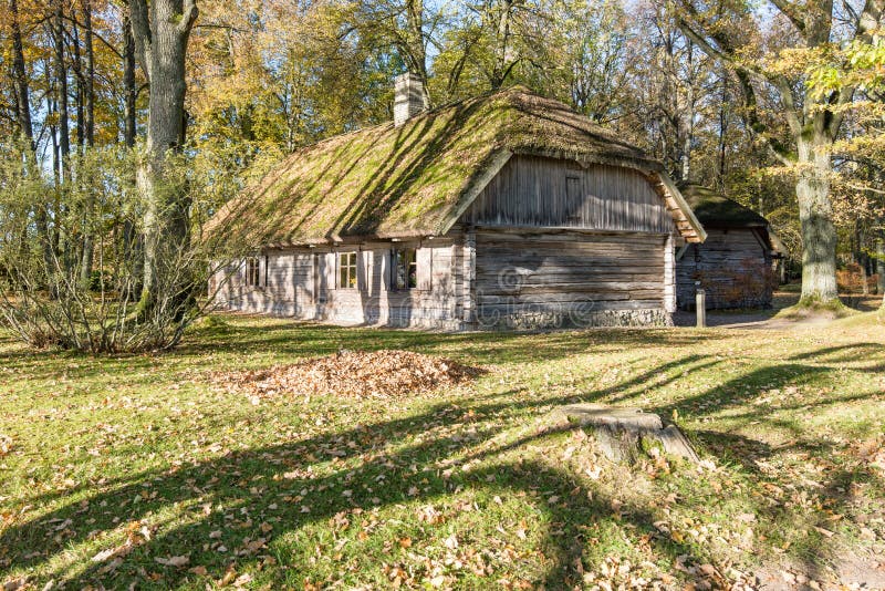 Casa de campo com carvalhos foto de stock