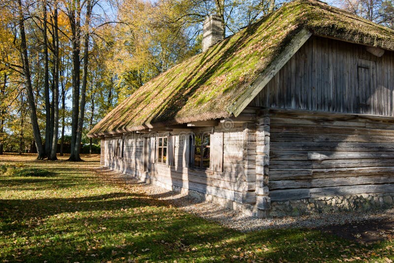 Casa de campo com carvalhos fotografia de stock
