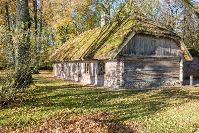 Casa de campo com carvalhos fotos de stock