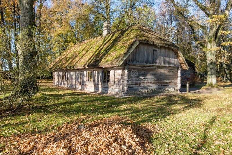 Casa de campo com carvalhos foto de stock royalty free