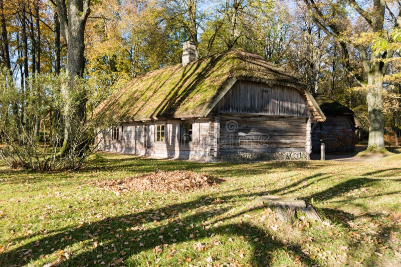 Casa de campo com carvalhos foto de stock