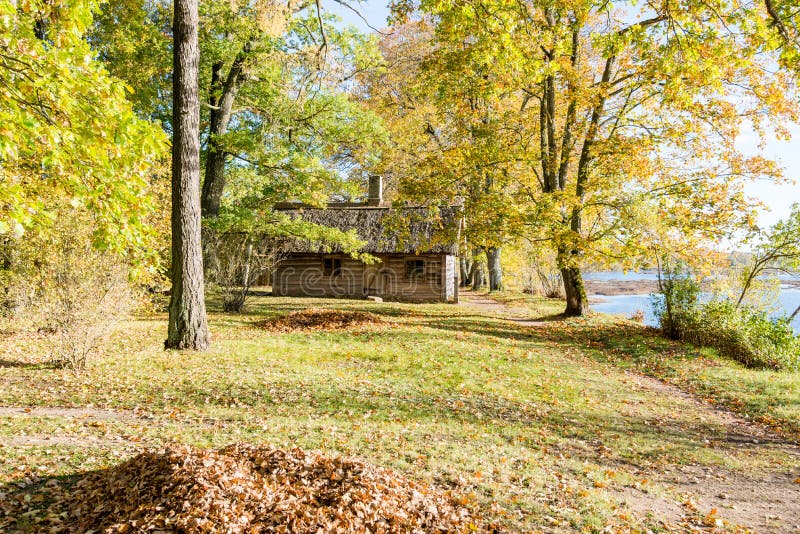 Casa de campo com carvalhos fotos de stock royalty free