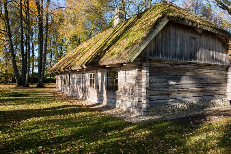 Casa de campo com carvalhos fotos de stock royalty free