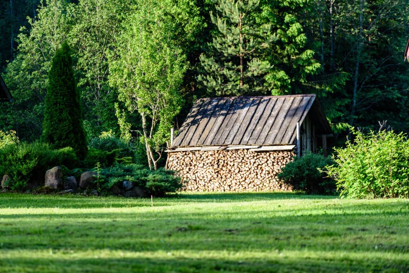 Casa de campo com carvalhos fotografia de stock royalty free
