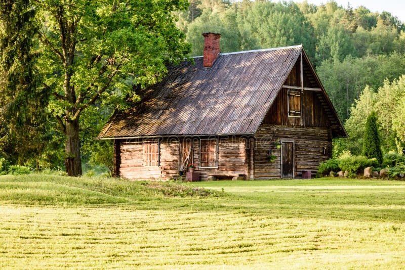 Casa de campo com carvalhos imagens de stock