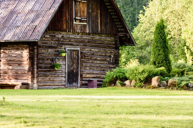 Casa de campo com carvalhos foto de stock
