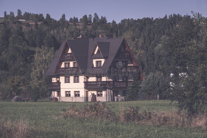 Casa de campo com carvalhos - efeito retro do vintage foto de stock