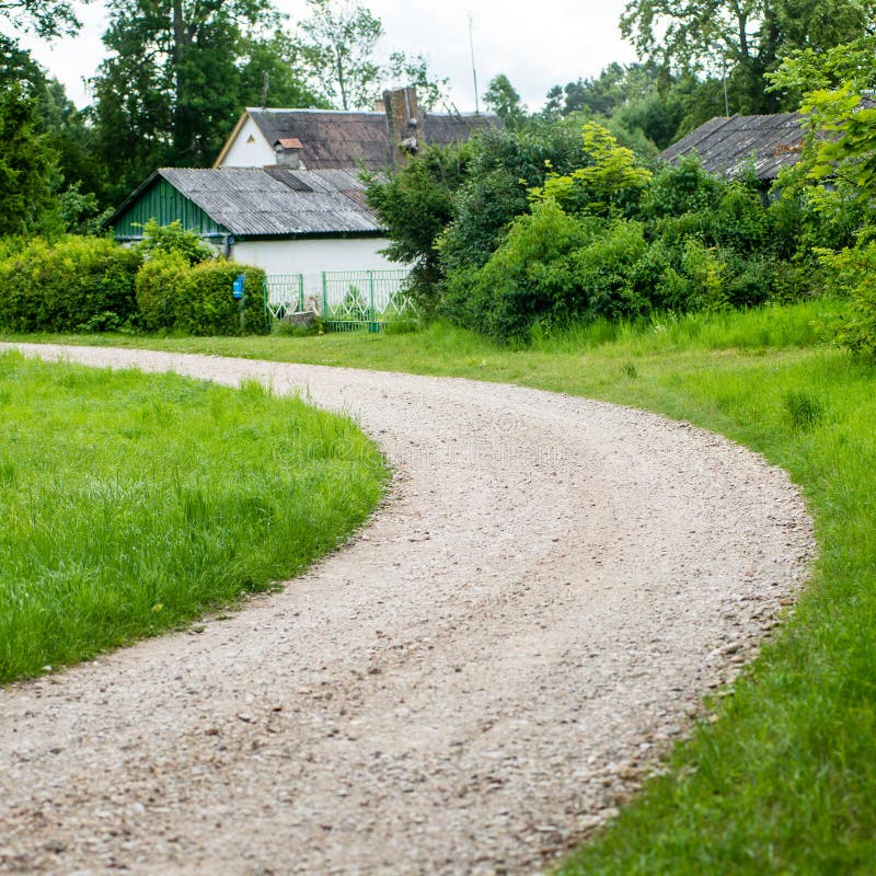 Casa de campo com a estrada vazia do carvalho imagens de stock royalty free