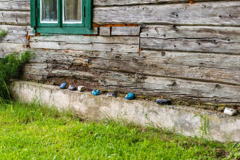 Casa de campo com lagoa e carvalhos com lagoa imagem de stock royalty free