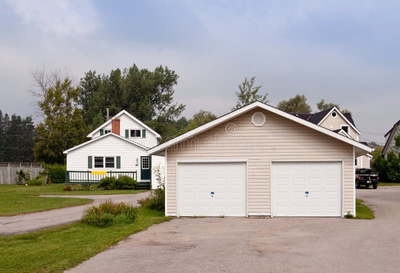 Casa Roja Con Un Garaje Doble Foto de archivo - Imagen de rojo, doble