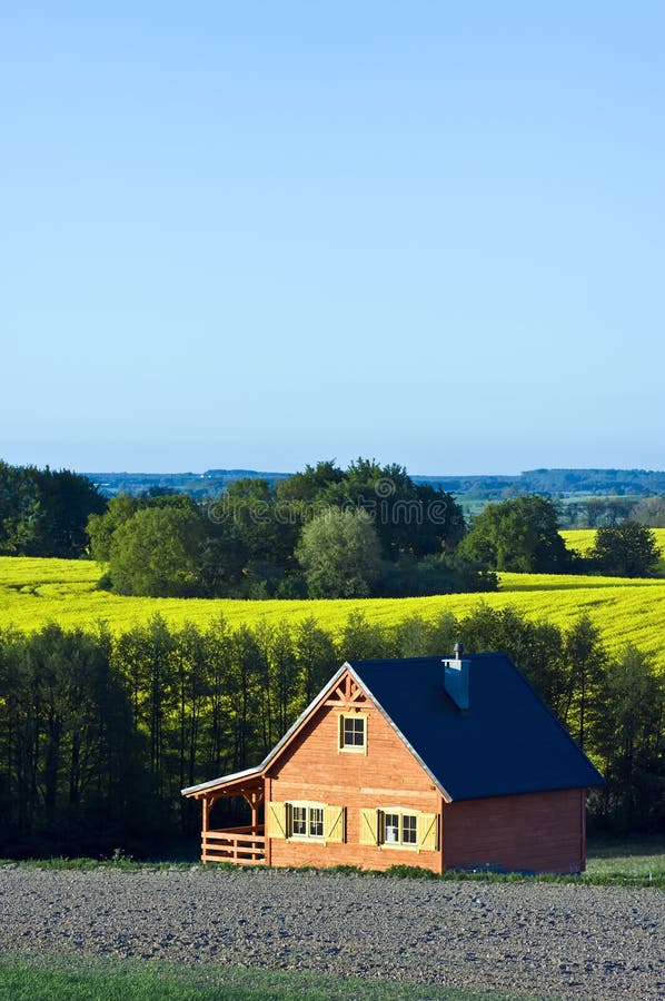 Casa de campo num campo imagens de stock royalty free